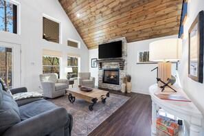 Smart TV, fireplace, books - Charming cabin, Float On Inn, on the banks of the beautiful Cossatot River. (De Queen)