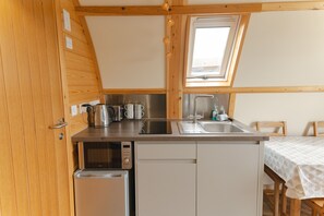 Cafetera/tetera, refrigerador, microondas, placa de cocina