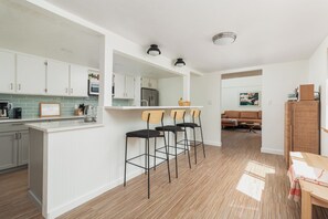 Private kitchen - 3-bedroom Family Surf House steps from the beaches in Otter Rock (Otter Rock)