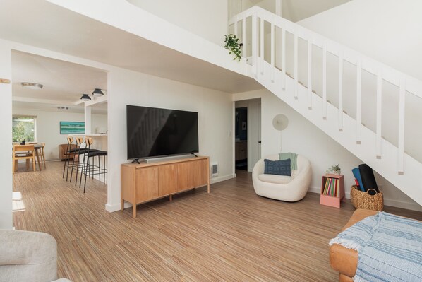 Living area - 3-bedroom Family Surf House steps from the beaches in Otter Rock (Otter Rock)