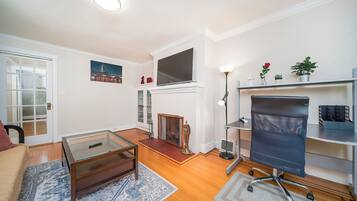 Una Smart TV, una chimenea