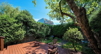 Charming 3-bedroom villa with WiFi and AC in amazing Vancouver
