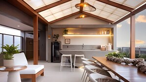 Une cuisine moderne avec un plafond haut et une verrière, des meubles blancs et une vue sur la ville.