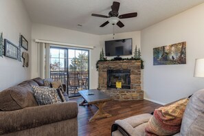 Smart TV, fireplace, DVD player, video library - 2BR Village At Indian Point 704 near SDC-Free Tickets Daily up to $500 Value (Branson)