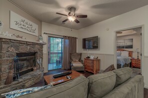 2 bedrooms, iron/ironing board, free WiFi, bed sheets - 2BR Village At Indian Point 705 near SDC-Free Tickets Daily up to $500 Value (Branson)