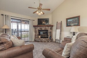 Smart TV, fireplace, DVD player, video library - 2BR Village At Indian Point 712 near SDC-Free Tickets Daily up to $500 Value (Branson)
