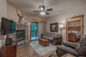 Smart-TV, peis, DVD-spiller og filmbibliotek