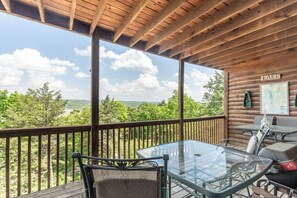 Outdoor dining - 2BR Village At Indian Point 905 near SDC-Free Tickets Daily up to $500 (Branson)