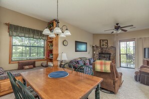 Smart TV, fireplace, DVD player, books - 2BR Village At Indian Point 905 near SDC-Free Tickets Daily up to $500 (Branson)