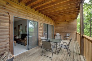 Outdoor dining - 2BR Village At Indian Point 1004 near SDC-Free Tickets Daily up to $500 (Branson)
