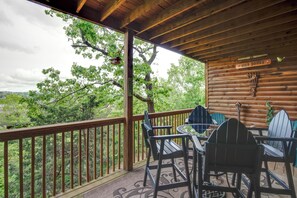 Outdoor dining - 2BR Village At Indian Point 1007 near SDC-Free Tickets Daily up to $500 (Branson)