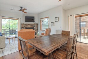 Dining - 2BR Village At Indian Point 1104 near SDC - Free Tickets Daily up to $500 (Branson)