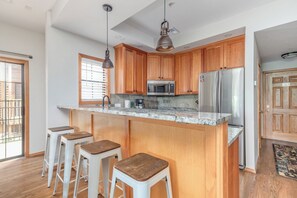 Fridge, microwave, oven, stovetop - 2BR Village At Indian Point 1104 near SDC - Free Tickets Daily up to $500 (Branson)