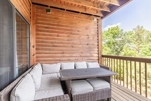 Outdoor dining - 2BR Village At Indian Point 1104 near SDC - Free Tickets Daily up to $500 (Branson)
