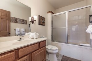 Douche, baignoire à remous, séchoir à cheveux, serviettes fournies