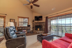 Smart TV, chimenea, reproductor de DVD y libros