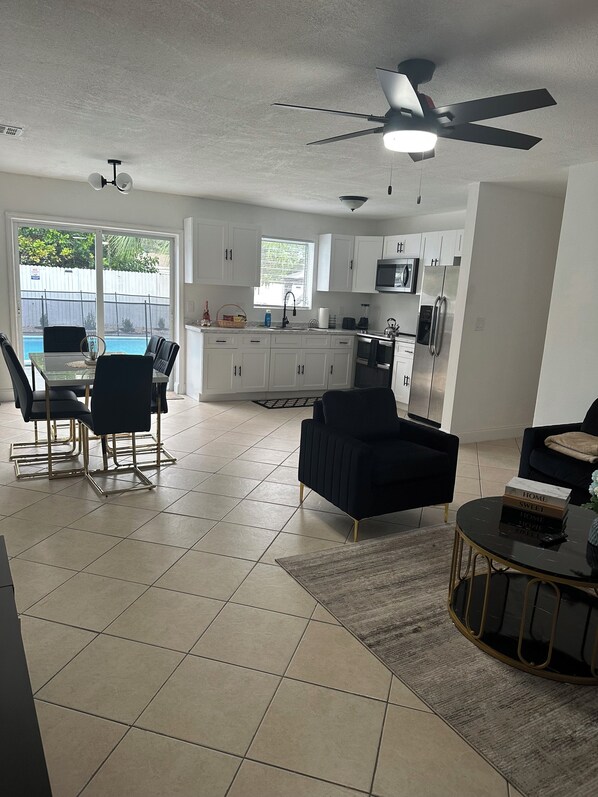 Refrigerador, microondas, horno, lavavajillas