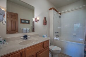 Shower, jetted bath, hair dryer, towels - 2BR Village At Indian Point 2004 near SDC - Free Tickets Daily up to $500 (Branson)