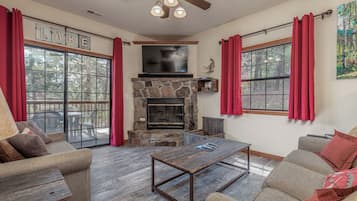 Smart-TV, peis, DVD-spiller og bøker