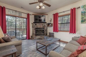 Smart TV, fireplace, DVD player, books - 2BR Village At Indian Point 2004 near SDC - Free Tickets Daily up to $500 (Branson)