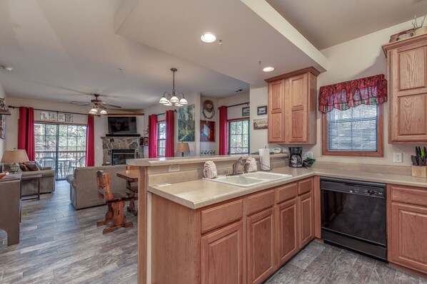 Fridge, microwave, oven, stovetop - 2BR Village At Indian Point 2004 near SDC - Free Tickets Daily up to $500 (Branson)