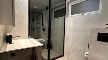 Apartment | Badezimmer | Dusche, Handtücher, Toilettenpapier