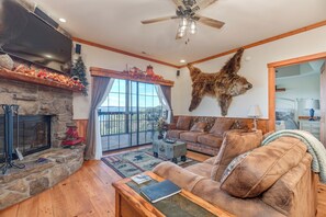 Smart TV, fireplace, DVD player, books - 2BR Village At Indian Point 1607 near SDC - Free Tickets Daily up to $500 (Branson)