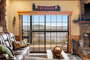 Smart TV, fireplace, DVD player, books - 2BR Village At Indian Point 1608 near SDC - Free Tickets Daily up to $500 (Branson)