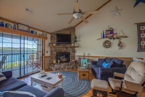 Smart-tv, eldstad, dvd-spelare och ett filmbibliotek