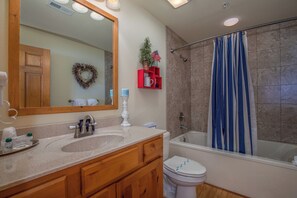 Suihku, poreamme, hiustenkuivaaja, pyyhkeet