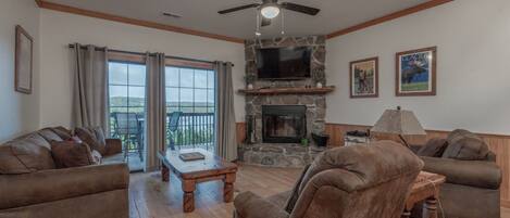 スマートテレビ、暖炉、DVD プレーヤー、ビデオライブラリ