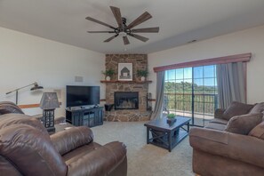 Smart TV, fireplace, DVD player, video library - 2BR Village At Indian Point 1707 near SDC - Free Tickets Daily up to $500 (Branson)