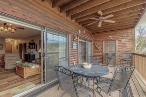 Outdoor dining - 2BR Village At Indian Point 1806 near SDC - Free Tickets Daily $500 (Branson)