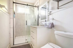 Shower, hair dryer - Gorgeous APT w King Bed full kitchen prvt laundry (Wilmington)
