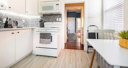 Gorgeous APT w King Bed/full kitchen/prvt laundry