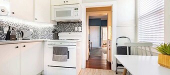 Gorgeous APT w King Bed/full kitchen/prvt laundry