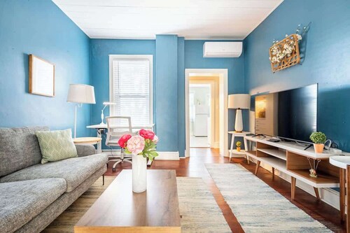 Gorgeous APT w King Bed full kitchen prvt laundry