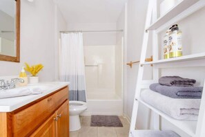Shower, hair dryer - Family Friendly Home in Trolley Square (Wilmington)