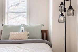 4 bedrooms, iron/ironing board, WiFi, bed sheets