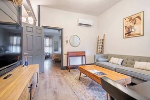 TV, offices - High end 1B apt, laundry, 10ft ceilings, king bed (Wilmington)