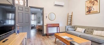 High end 1B apt, laundry, 10ft ceilings, king bed