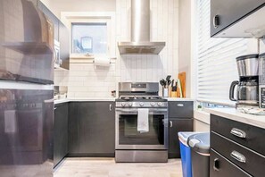 Frigorifero, microonde, forno, piano cottura