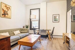 TV, offices - High end 1B apt, laundry, 10ft ceilings, king bed (Wilmington)