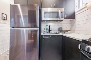Fridge, microwave, oven, stovetop - High end 1B apt, laundry, 10ft ceilings, king bed (Wilmington)