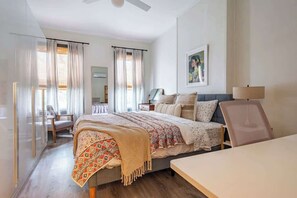 1 bedroom, iron/ironing board, WiFi, bed sheets - High end 1B apt, laundry, 10ft ceilings, king bed (Wilmington)