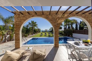 Outdoor dining - Ayia Napa Ionion Seafront Villa H5 (Ayia Napa)