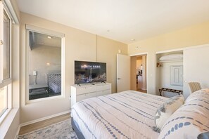 2 habitaciones, escritorio y tabla de planchar con plancha 