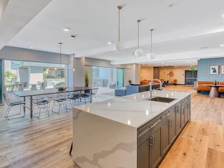 NEW Lux North Park Gem~King Beds~Workspaces~Parking~Central Location!