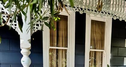 Victorian Ground FL Apartment, Pool, Sauna & BBall