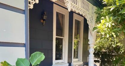 Victorian Ground FL Apartment, Pool, Sauna & BBall